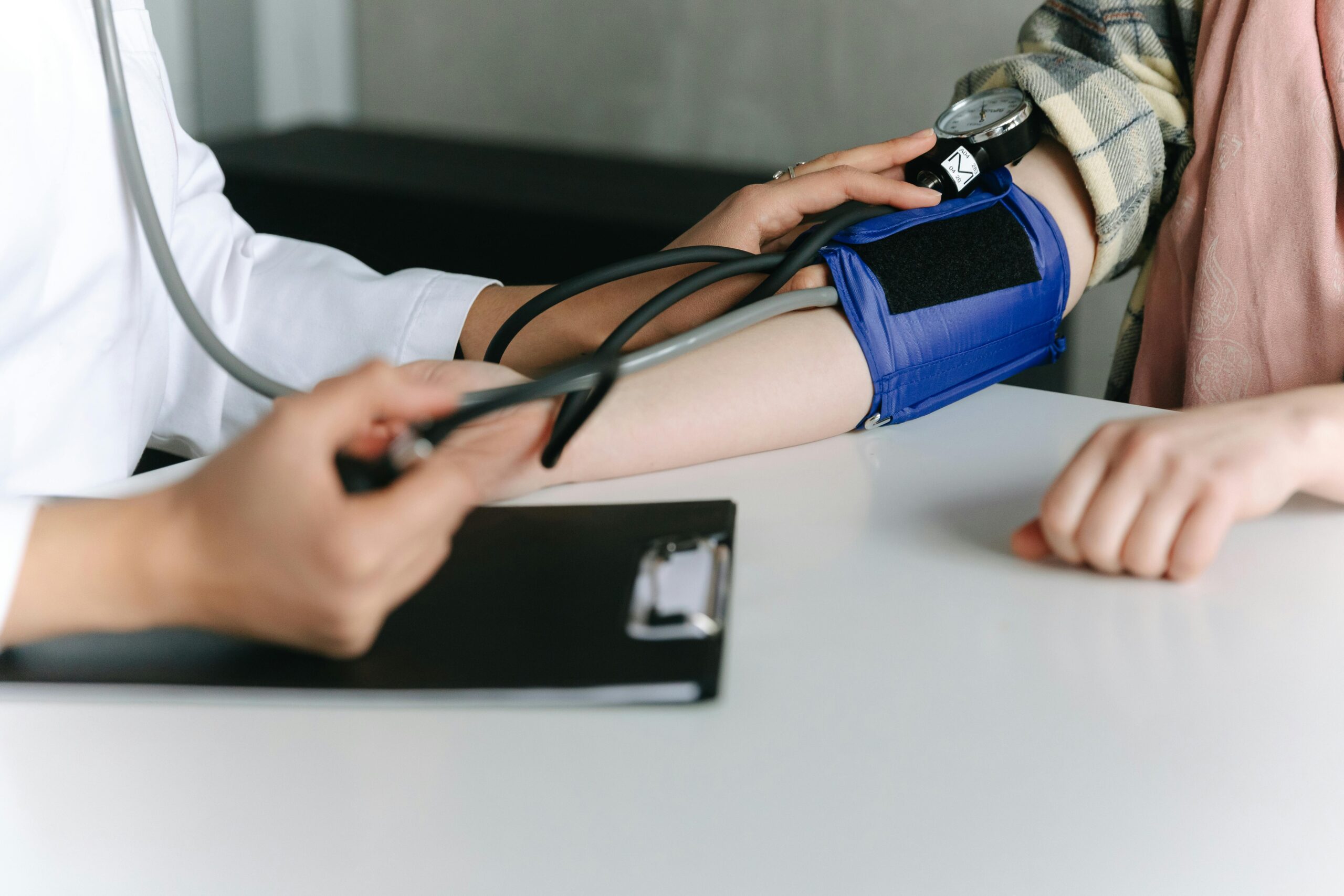 In etwa 10 bis 20 Prozent aller Fälle wird der Bluthochdruck durch innere Ursachen ausgelöst (Foto: Thirdman/pexels.com)