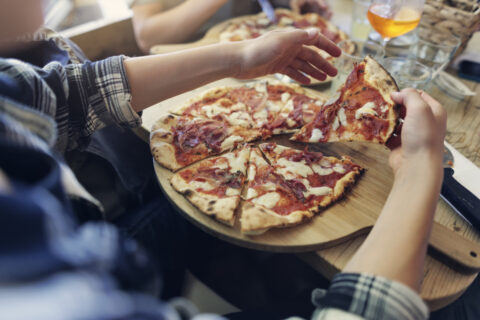 Ein guter Pizzateig braucht Zeit (Foto: Imgorthand/iStockphoto.com)