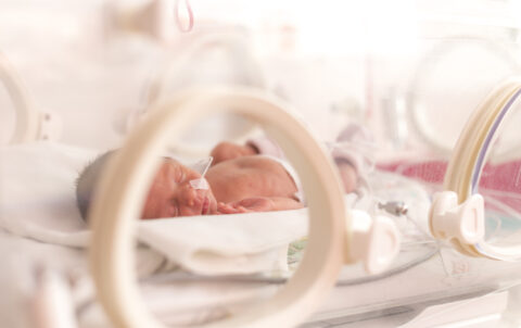 Frühgeborene können zu Beginn zumeist die Temperatur noch nicht stabil halten, deshalb benötigen sie viel Wärme (Foto: Ondrooo/iStockphoto.com)