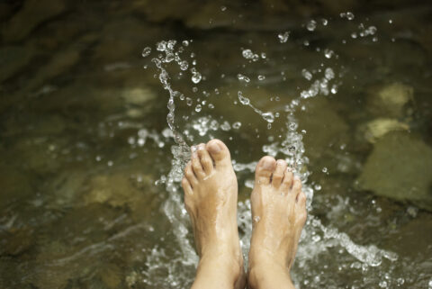 Eine der einfachsten Kneippanwendungen ist das Wassertreten (Foto: yanishka/iStockphoto.com)