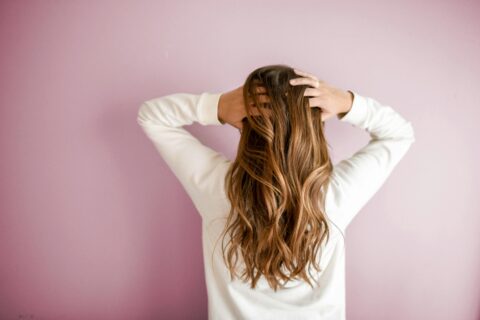 Fettige Haare benötigen spezielle Pflege (Foto: Element digital/pexels.com)