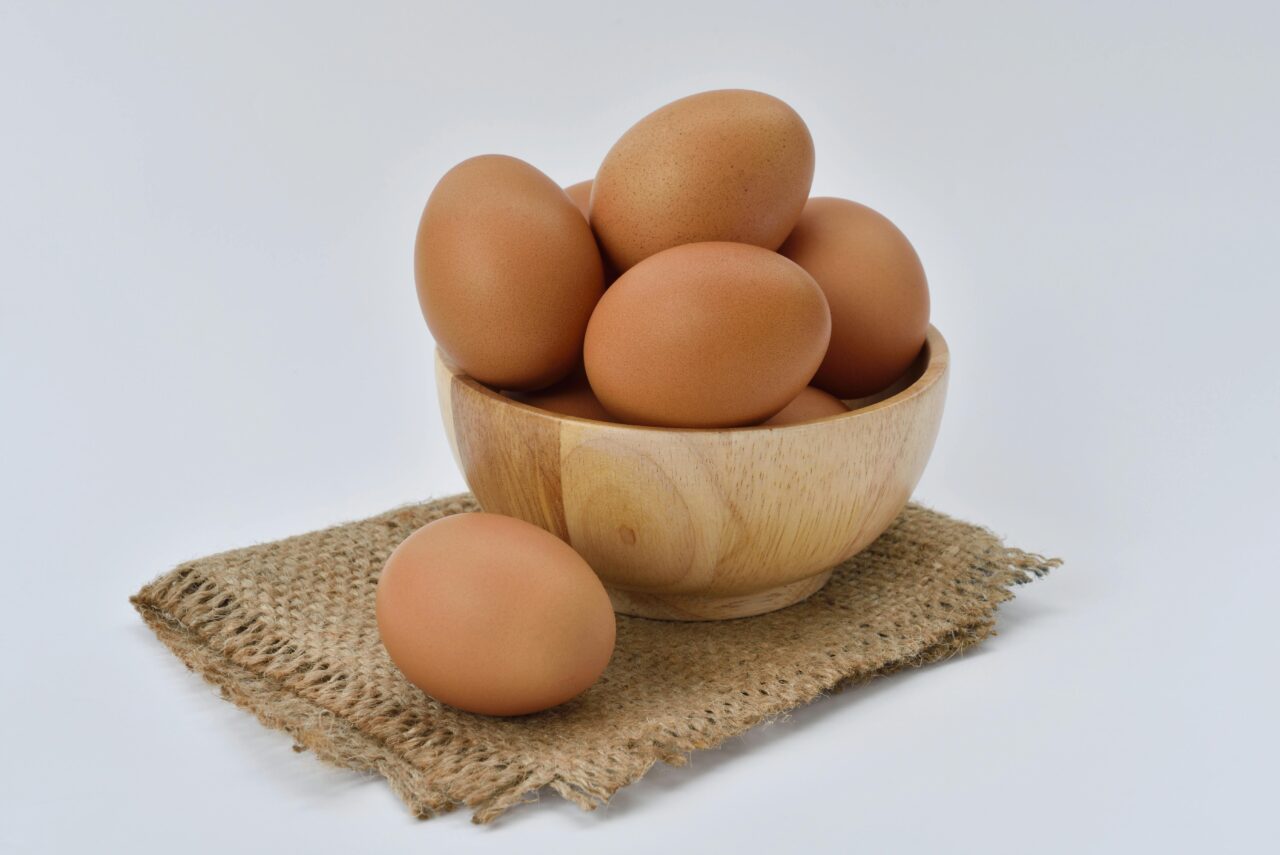 In der biologischen Landwirtschaft werden die Hühner artgerecht gehalten, das heißt mit viel Auslauf und bestem Biofutter (Foto: Pixabay/pexels.com)