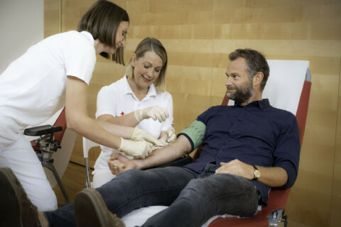 In der Urlaubszeit werden Blutspenden vermehrt benötigt (Foto: Österreichisches Rotes Kreuz / Helmut Mitter).