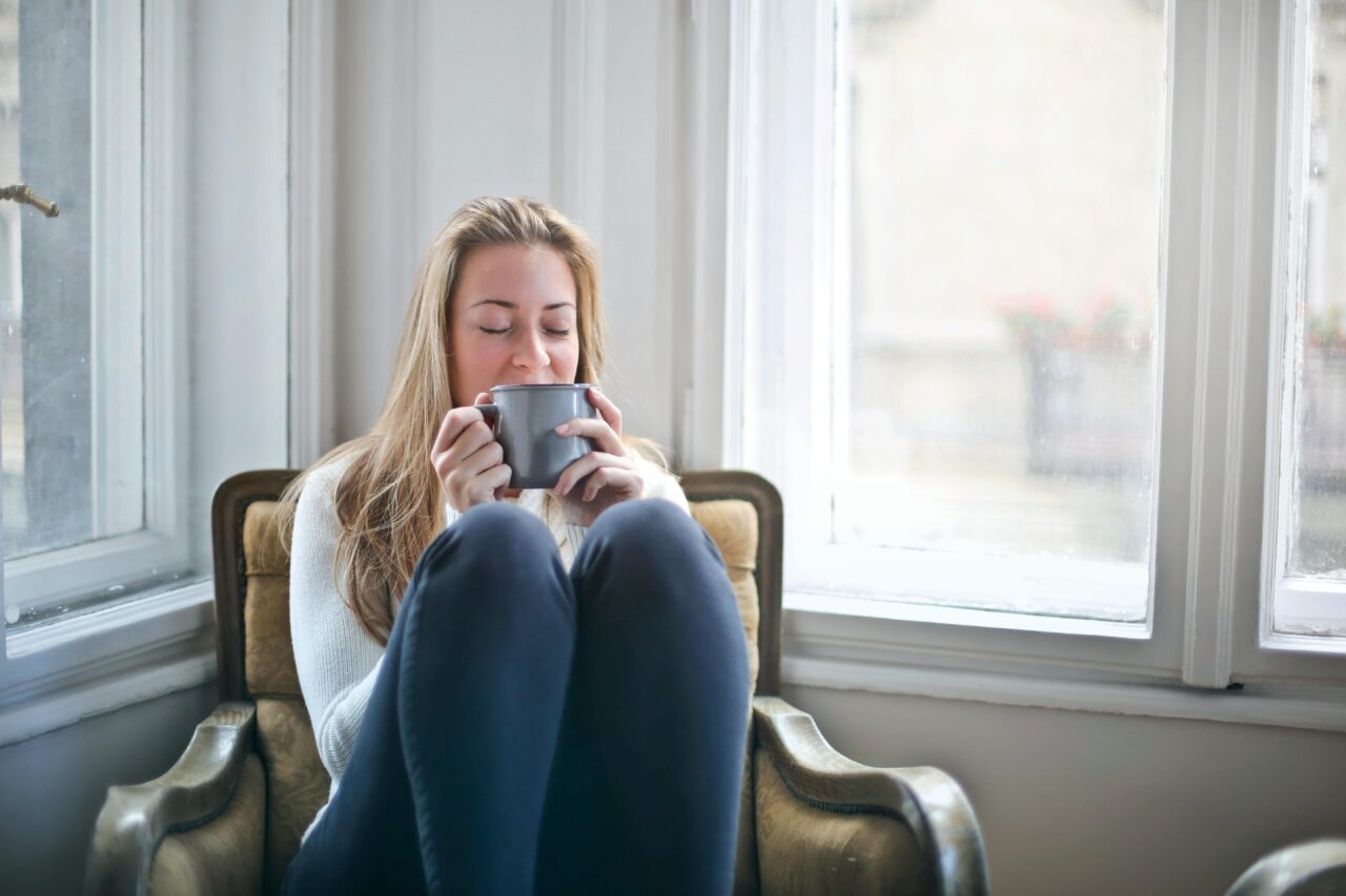 Eine Tasse Eibischtee fördert das Wohlbefinden (Foto: Olly/pexels.com).