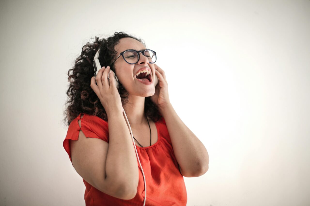 Musizieren und Singen fördern beide Gehirnhälften gleichzeitig (Foto: Andrea Piacquadio/pexels.com)